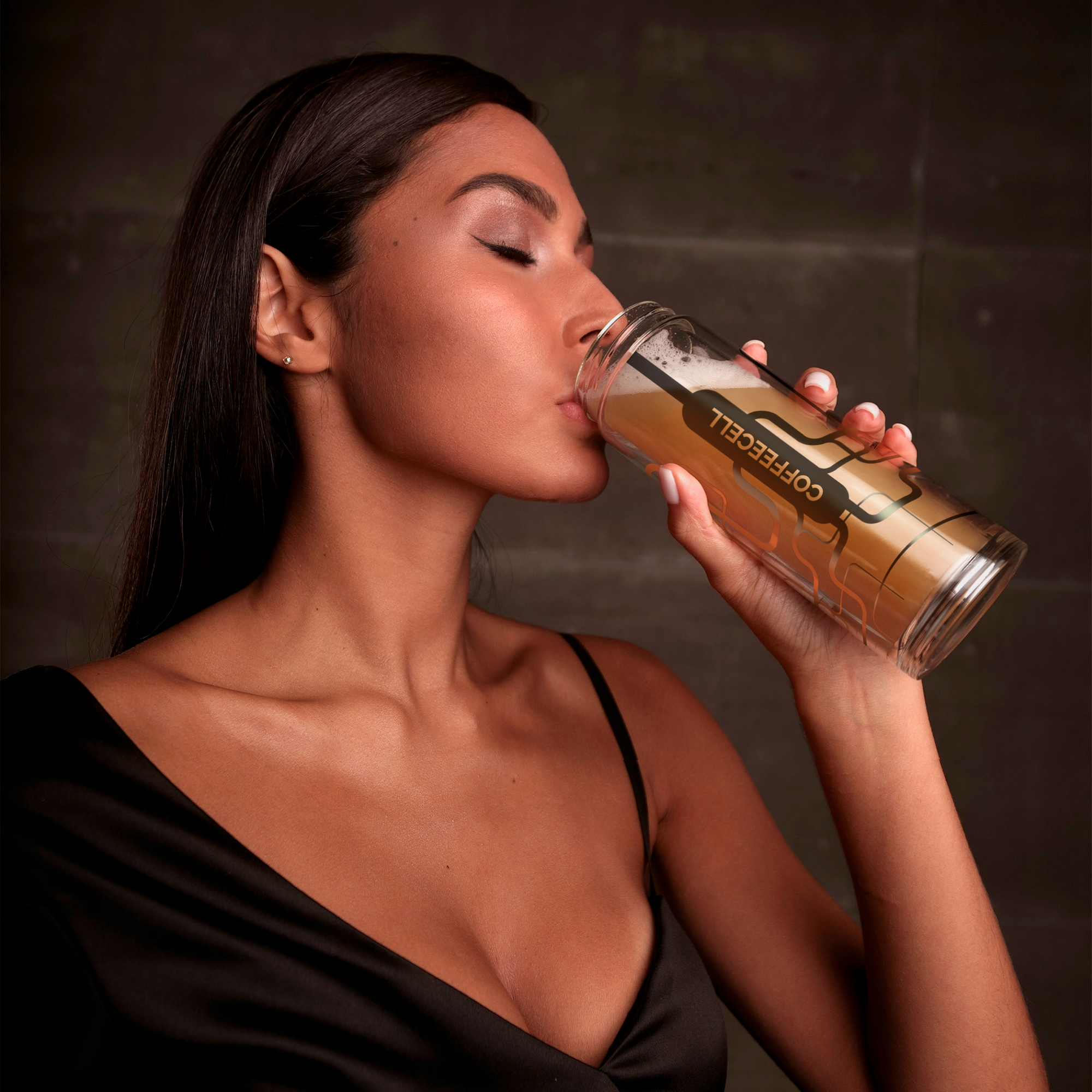 Девушка с шейкером COFFEECELL