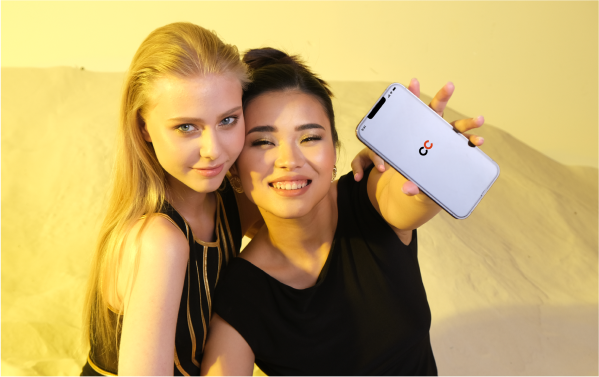 Девушки с телефоном с мобильным приложением